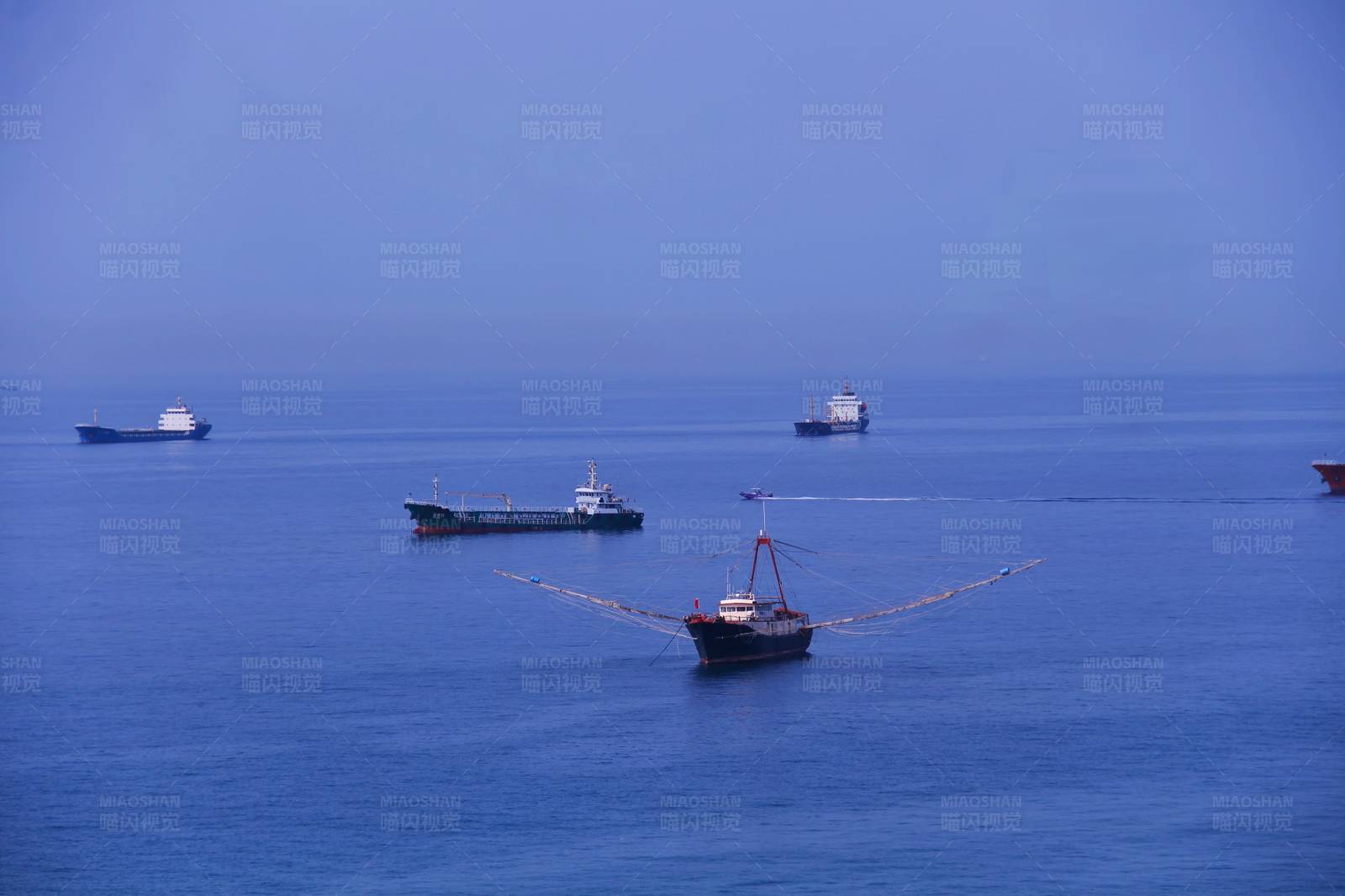 海上渔船与货轮图片