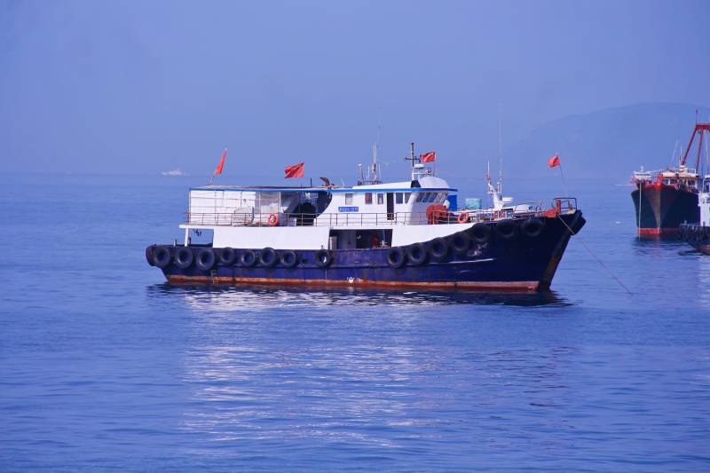 海上航行的船只图片