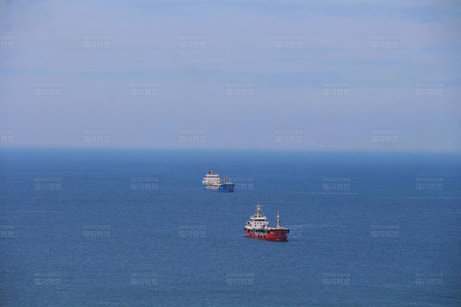 海上两船航行图片