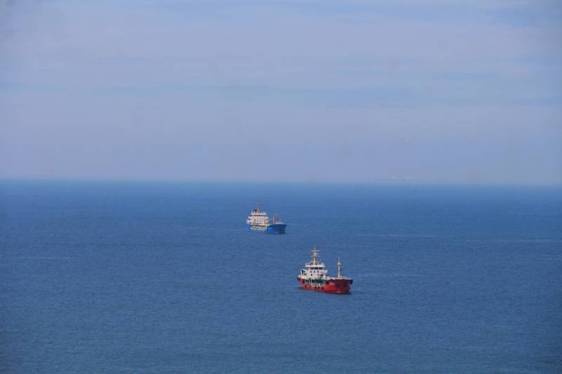 海上两船航行图片