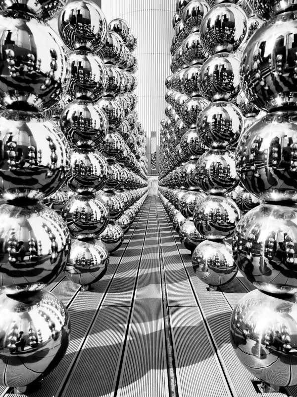 镜面球体走廊图片