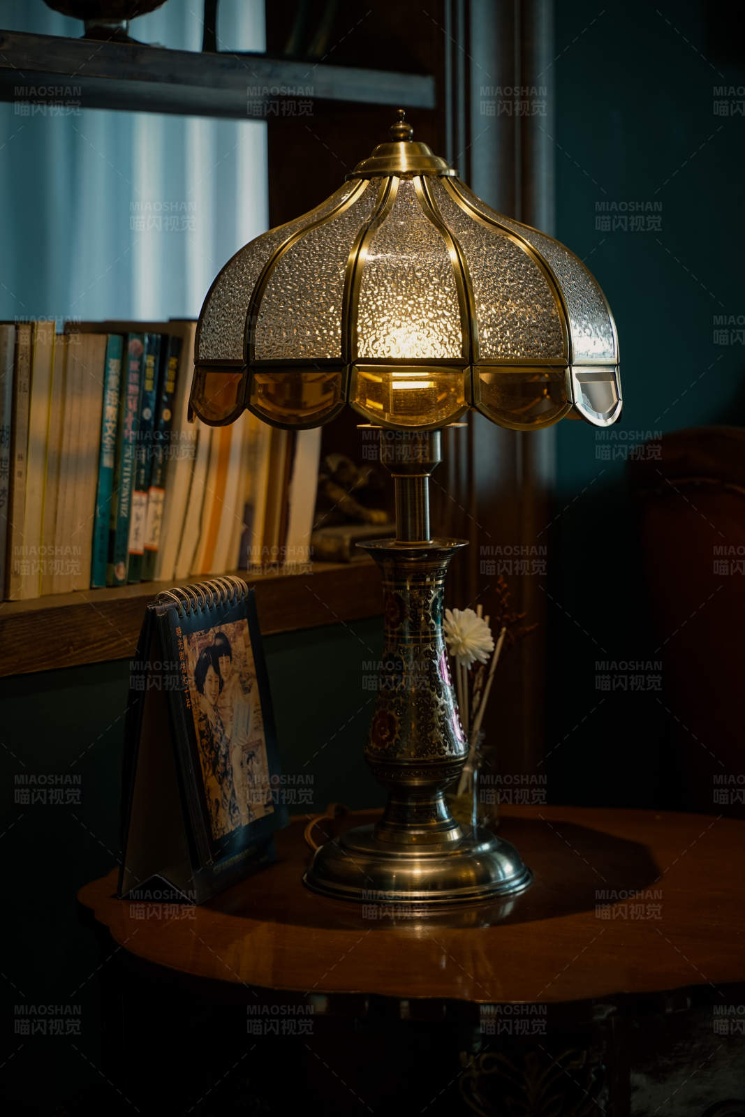 古董台灯与书籍图片
