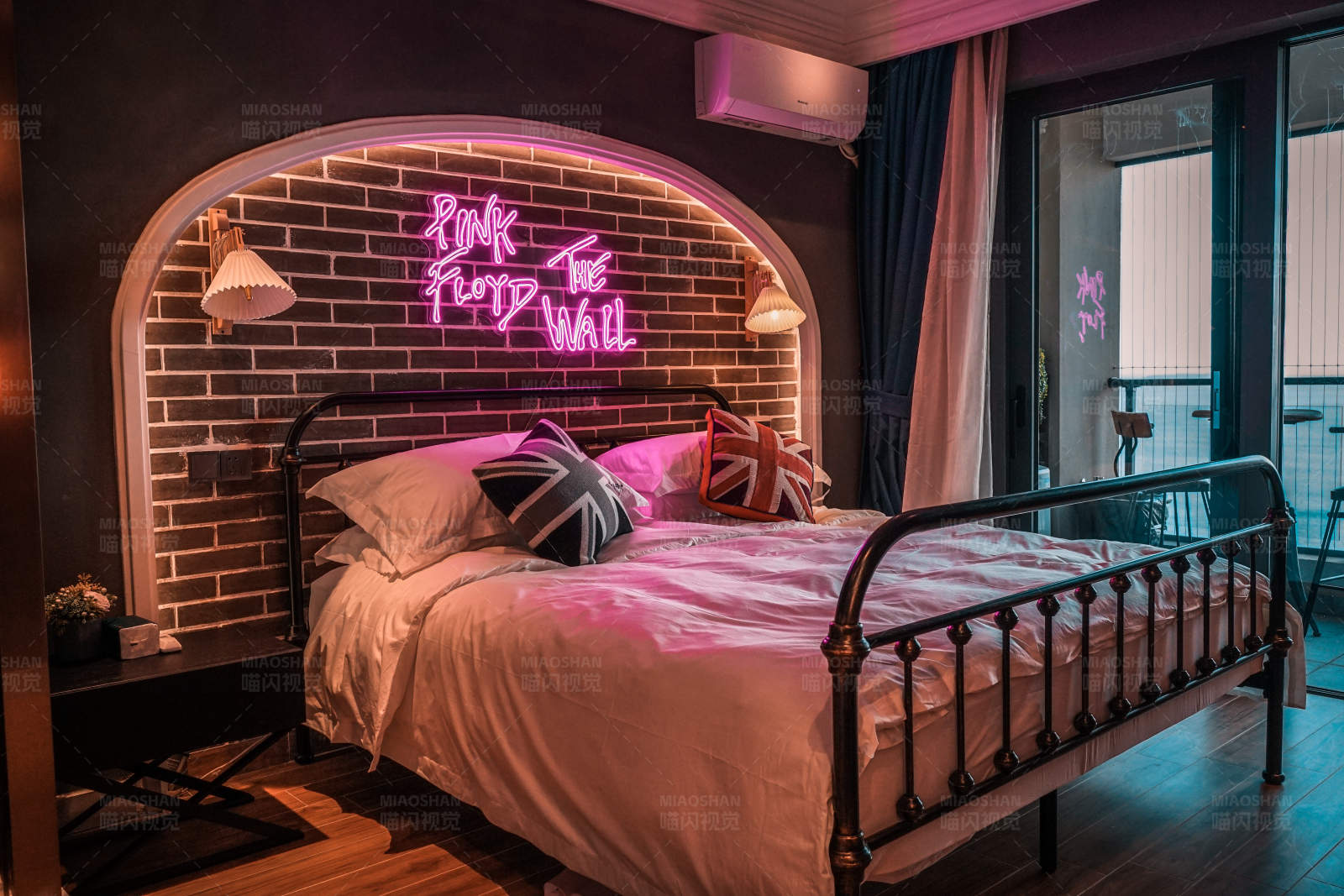 霓虹灯下的复古卧室图片