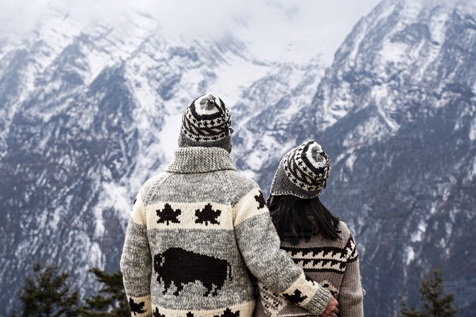 雪山下的温暖拥抱图片