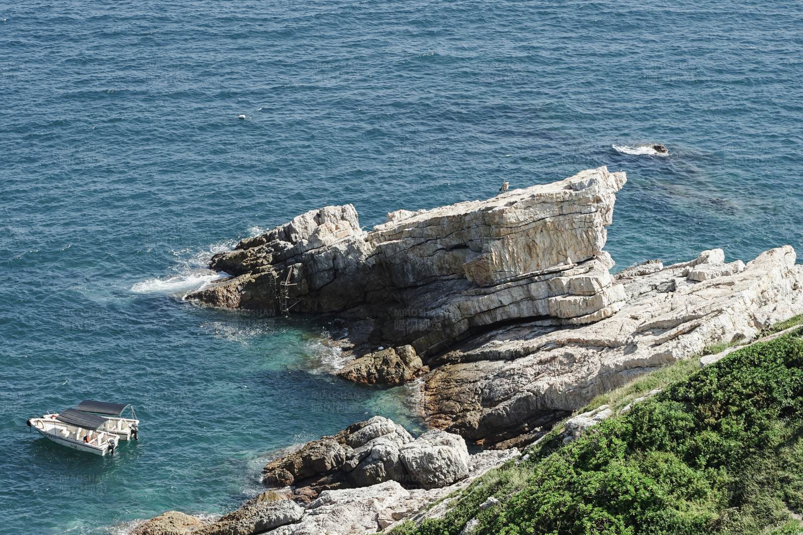 岩石海岸与孤独小船图片