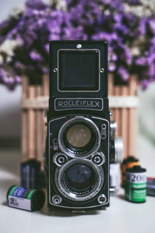 复古相机与胶卷静物图片