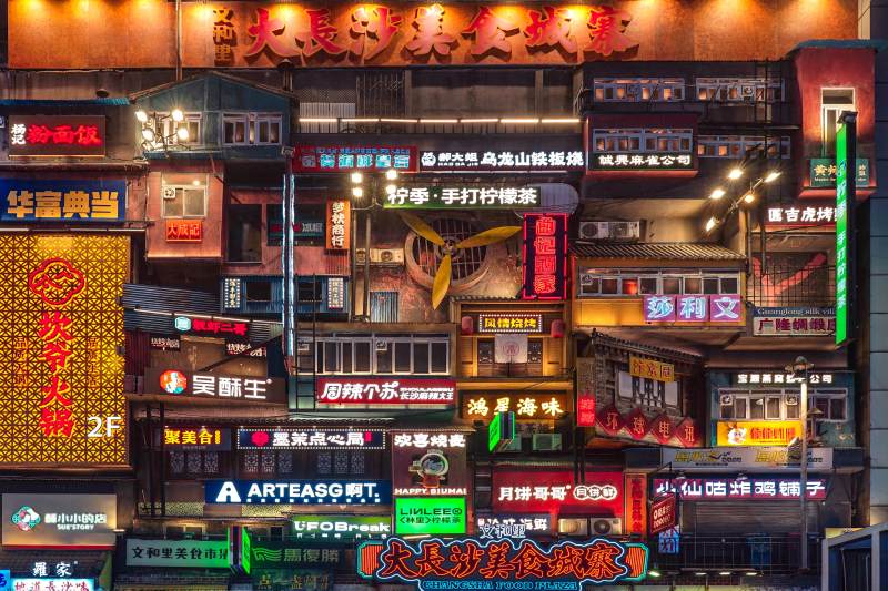 霓虹灯下的城市夜景图片