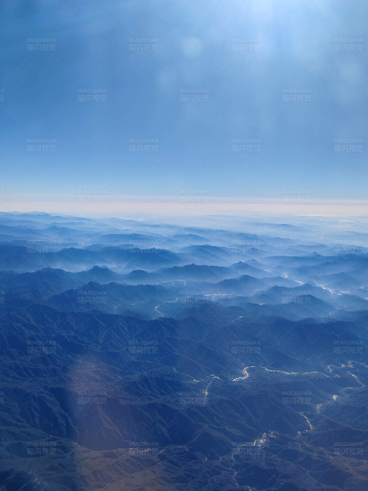高空俯瞰连绵山脉图片
