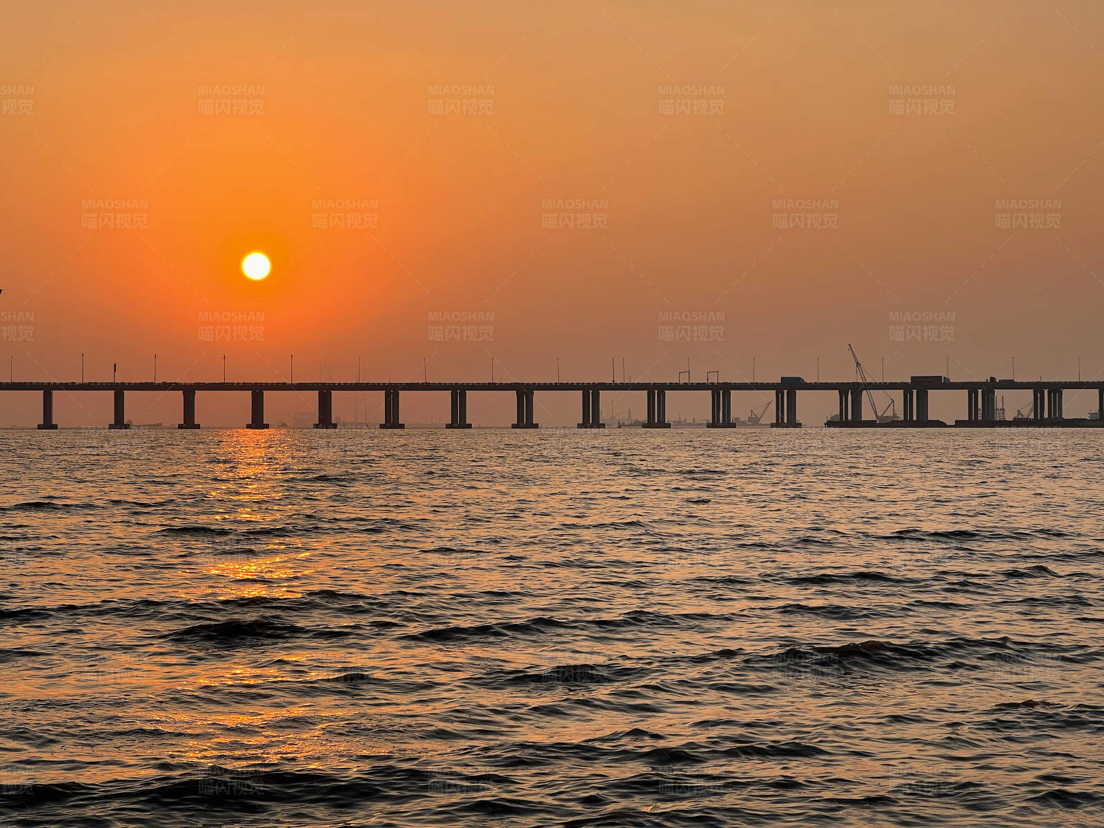 夕阳下的海上大桥图片