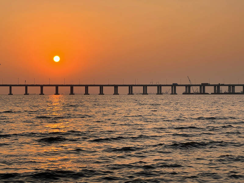 夕阳下的海上大桥图片