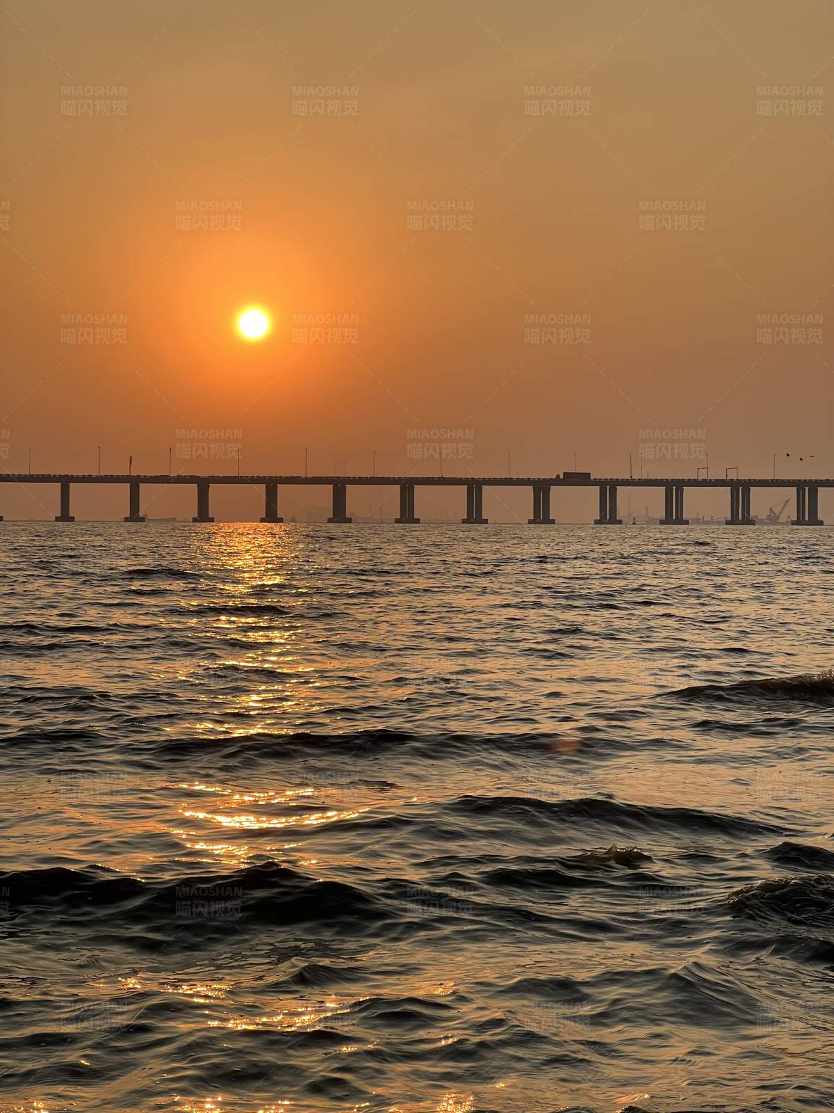 海上夕阳桥影图片