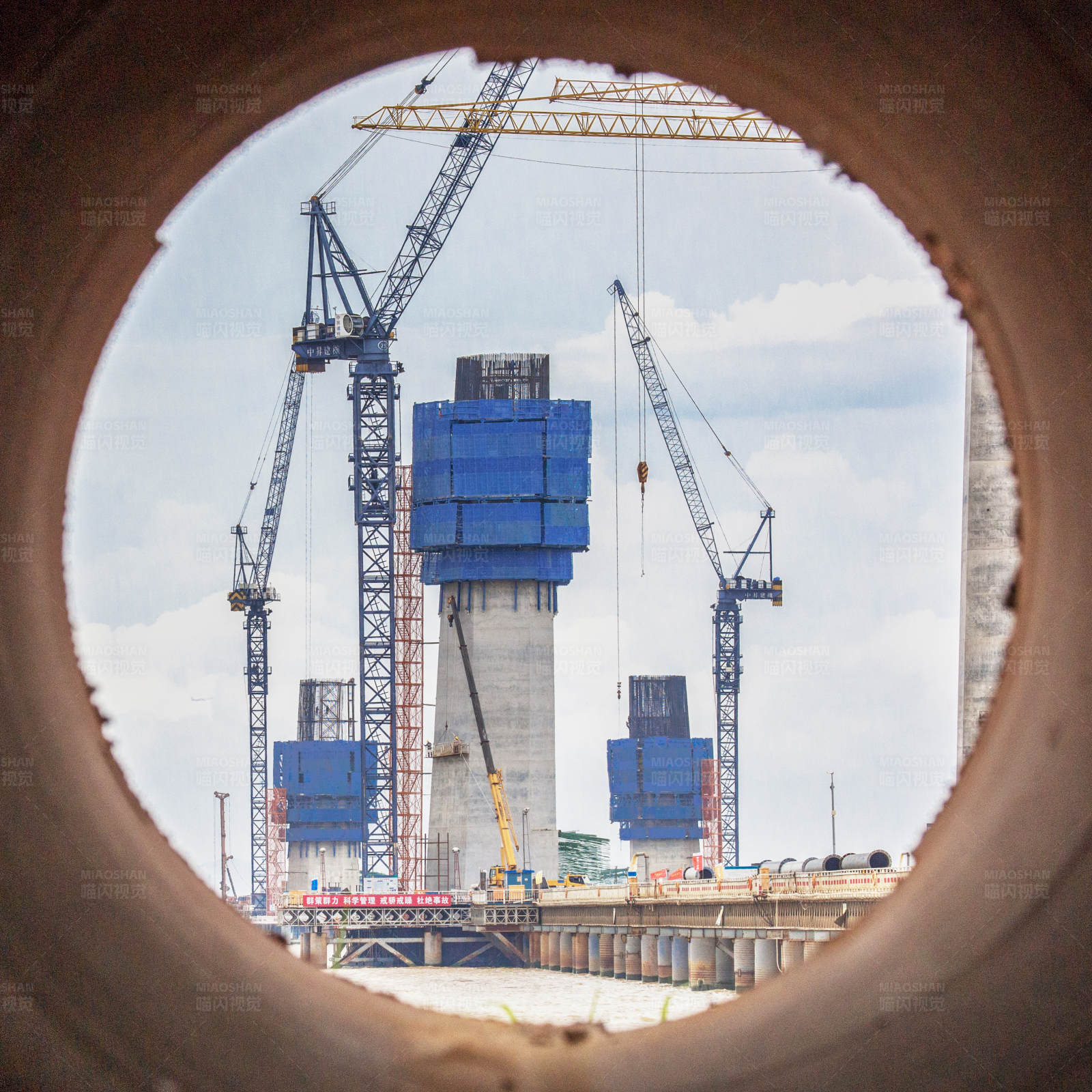 建设中的桥梁塔架图片