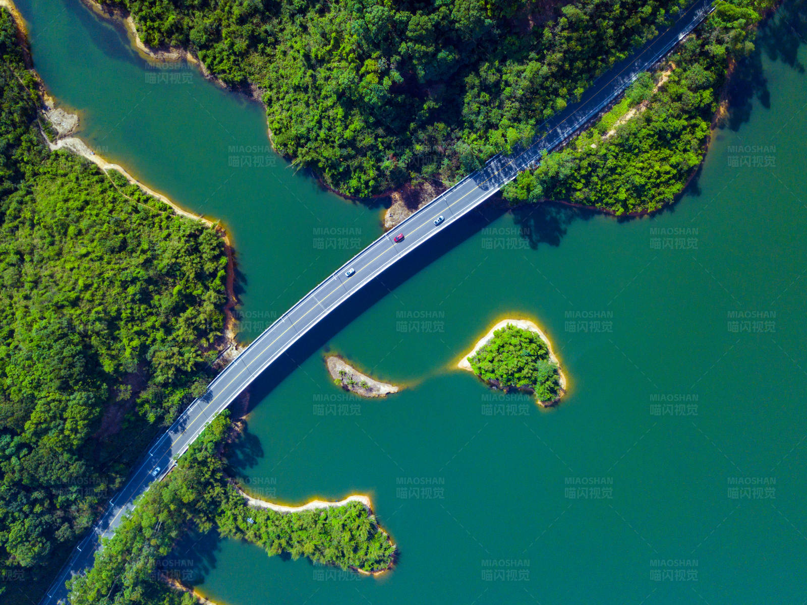 桥连岛屿 绿水环绕图片