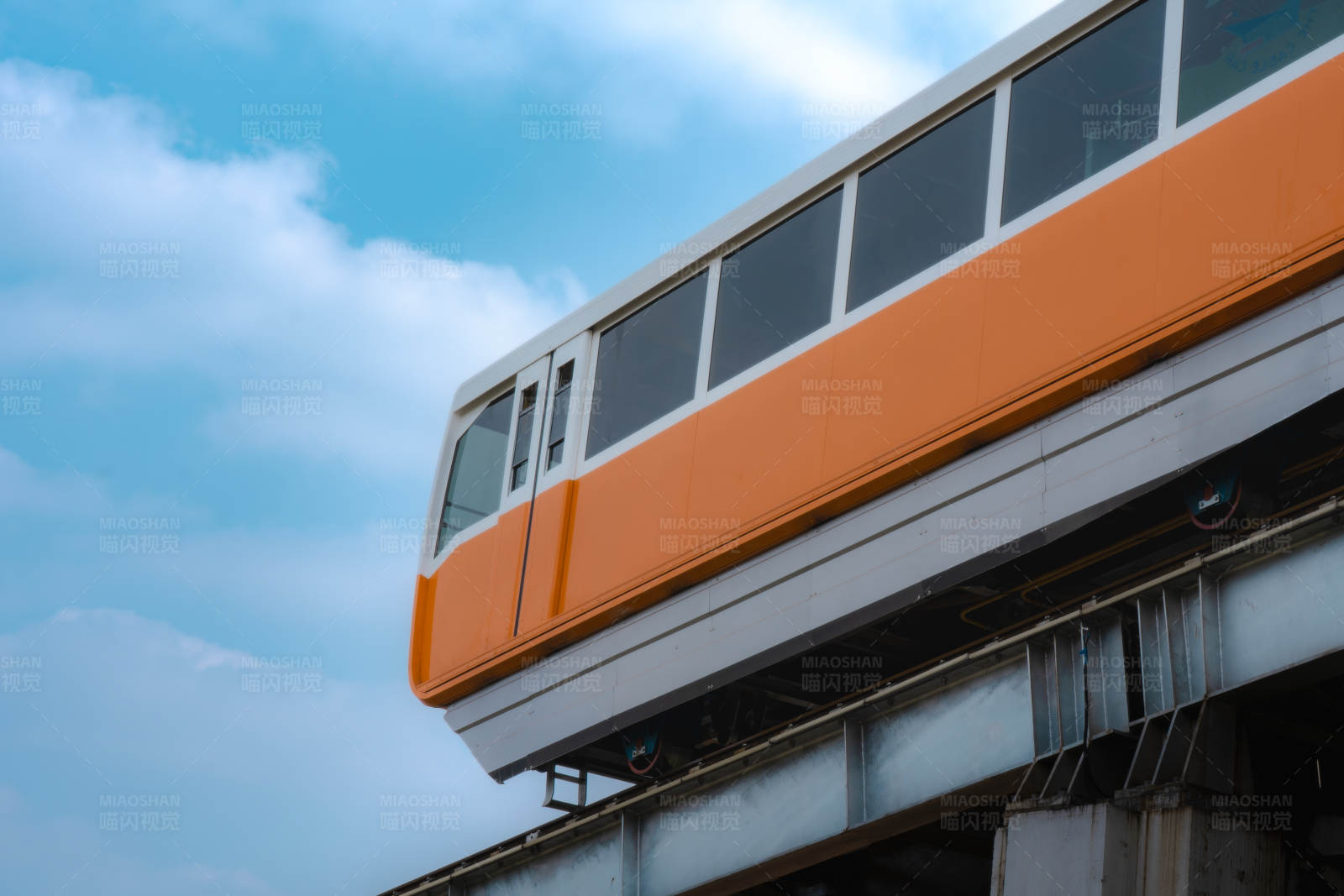 橙白列车蓝天行图片