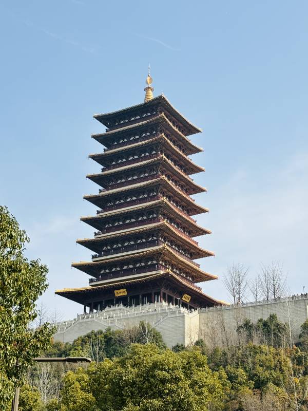 古塔耸立 绿树环绕图片