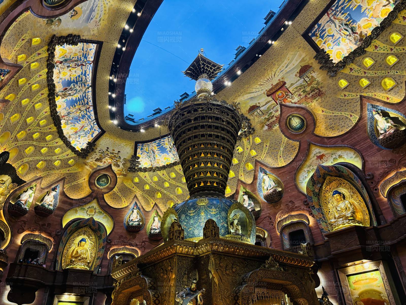 华丽寺庙夜景图片