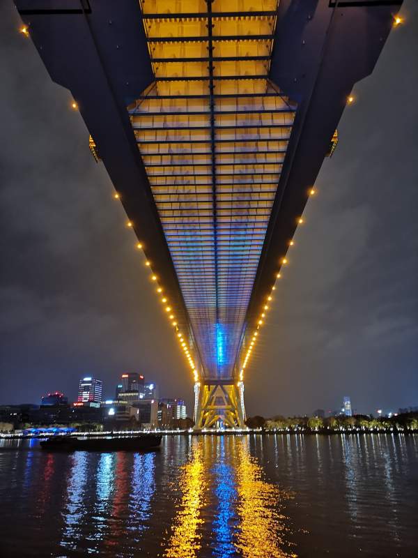 夜色下的桥梁倒影图片