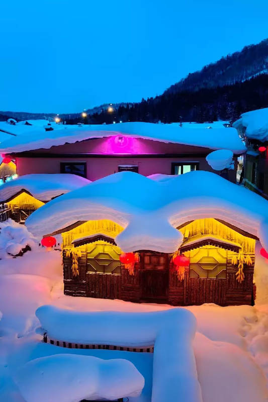 雪夜中的温馨小屋图片