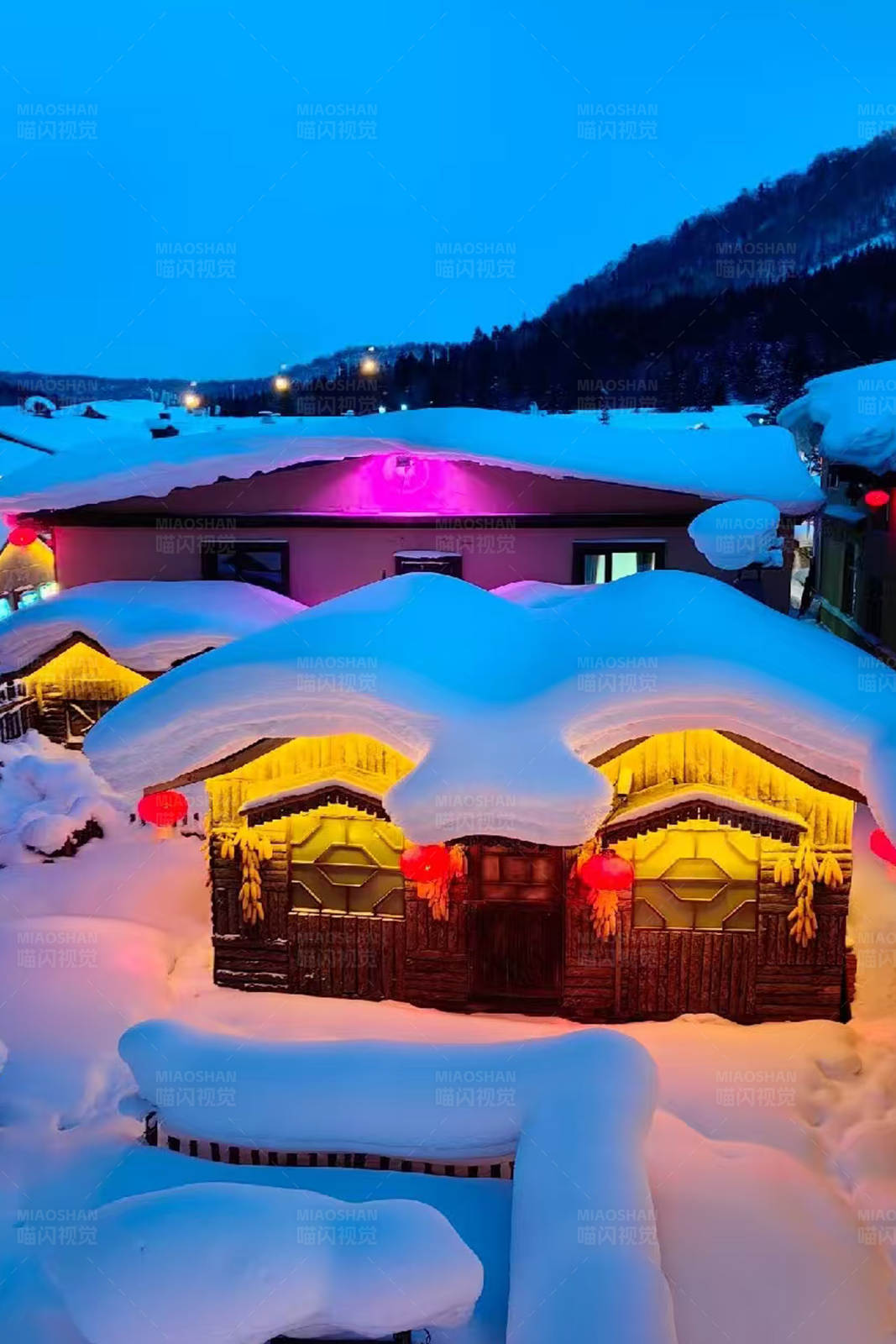 雪夜中的温馨小屋图片