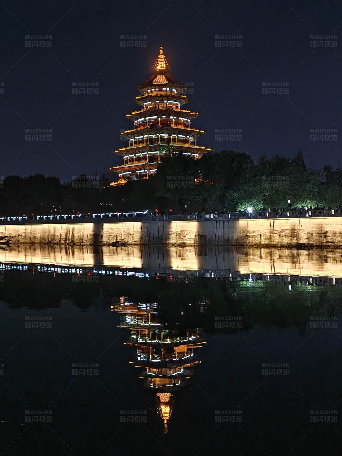 夜色中的湖畔宝塔图片