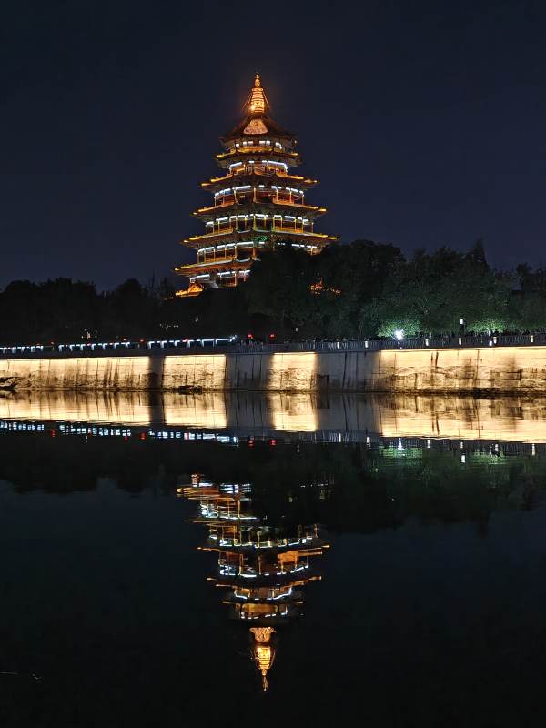 夜色中的湖畔宝塔图片