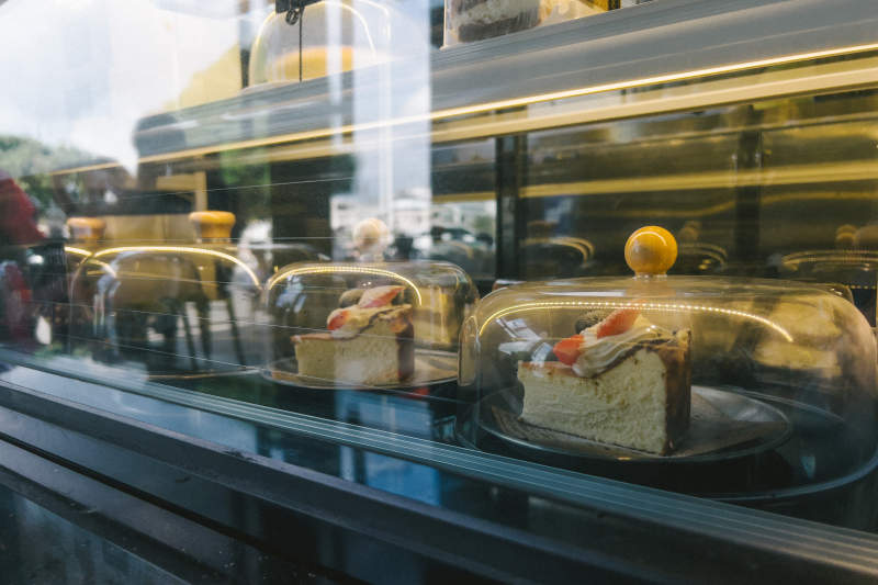 橱窗里的美味蛋糕图片