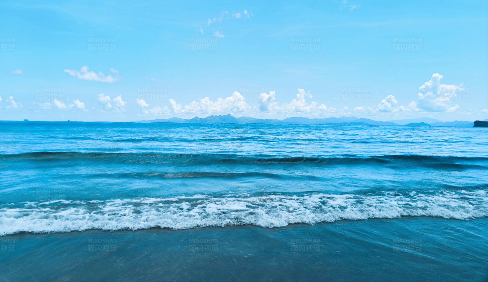蓝天碧海 宁静海滩图片