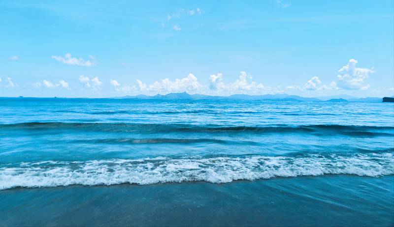 蓝天碧海 宁静海滩图片