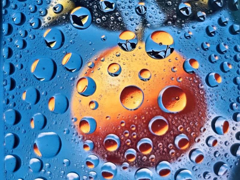 水滴中的橙子图片