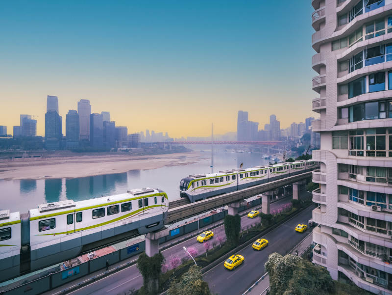 城市晨曦轻轨穿行图片