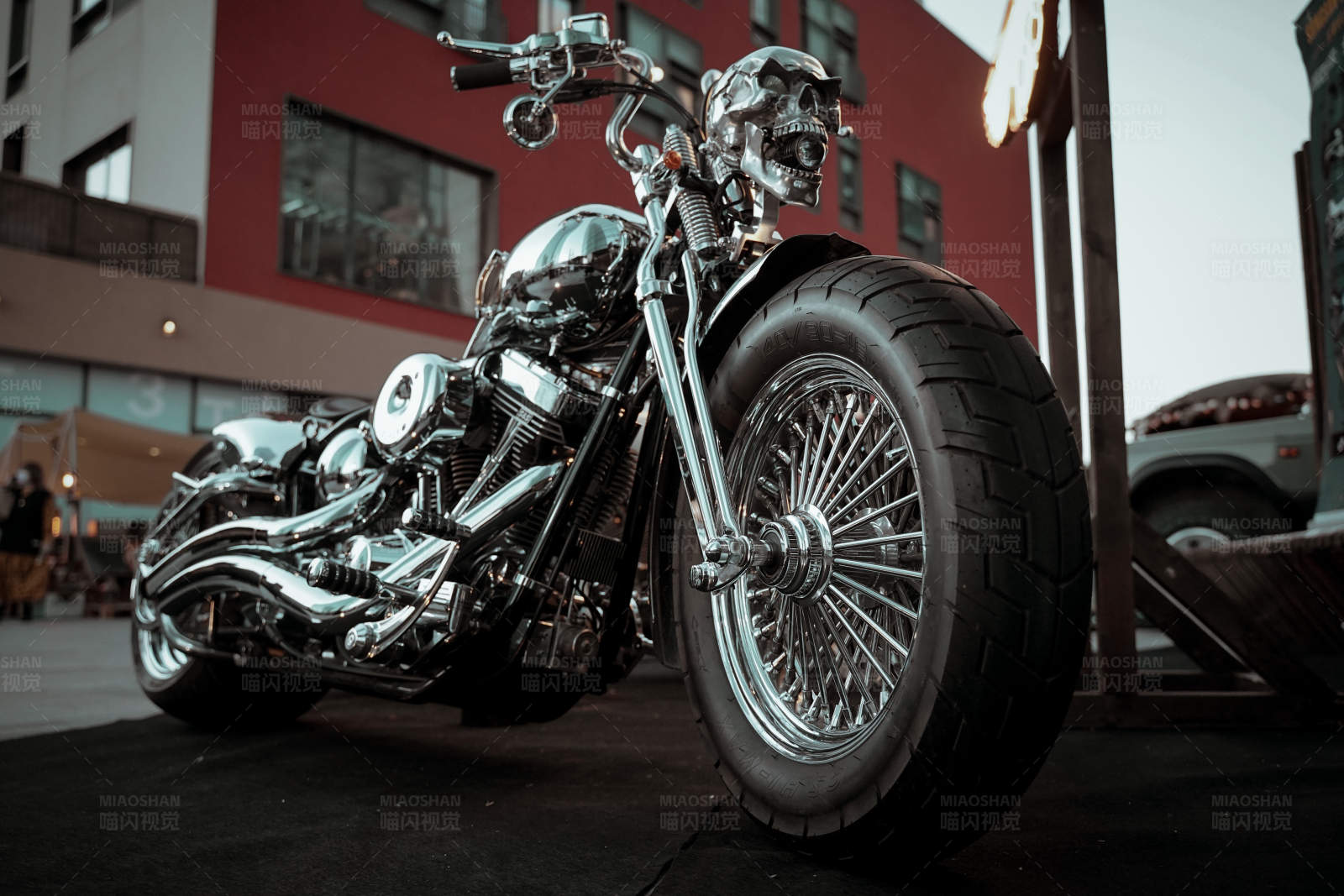 城市中的炫酷摩托车图片