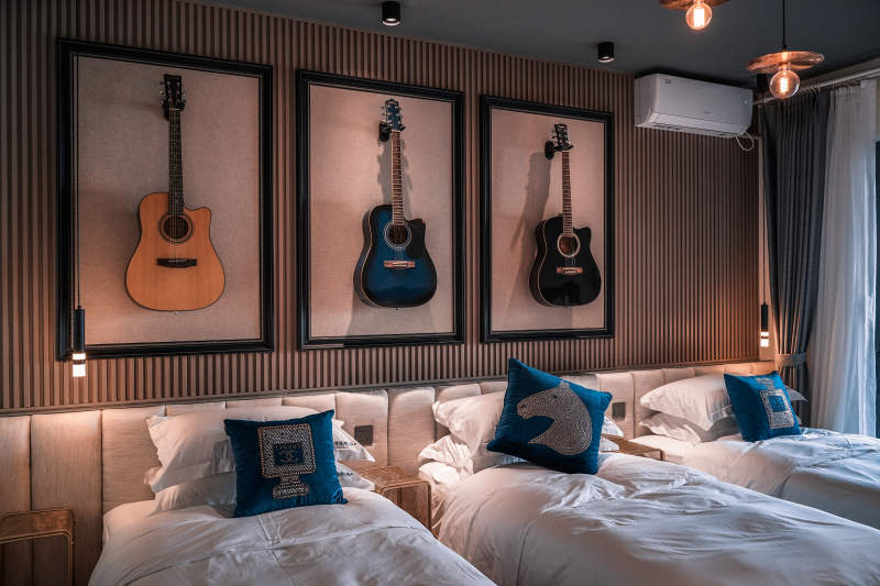 吉他装饰的三人床卧室图片