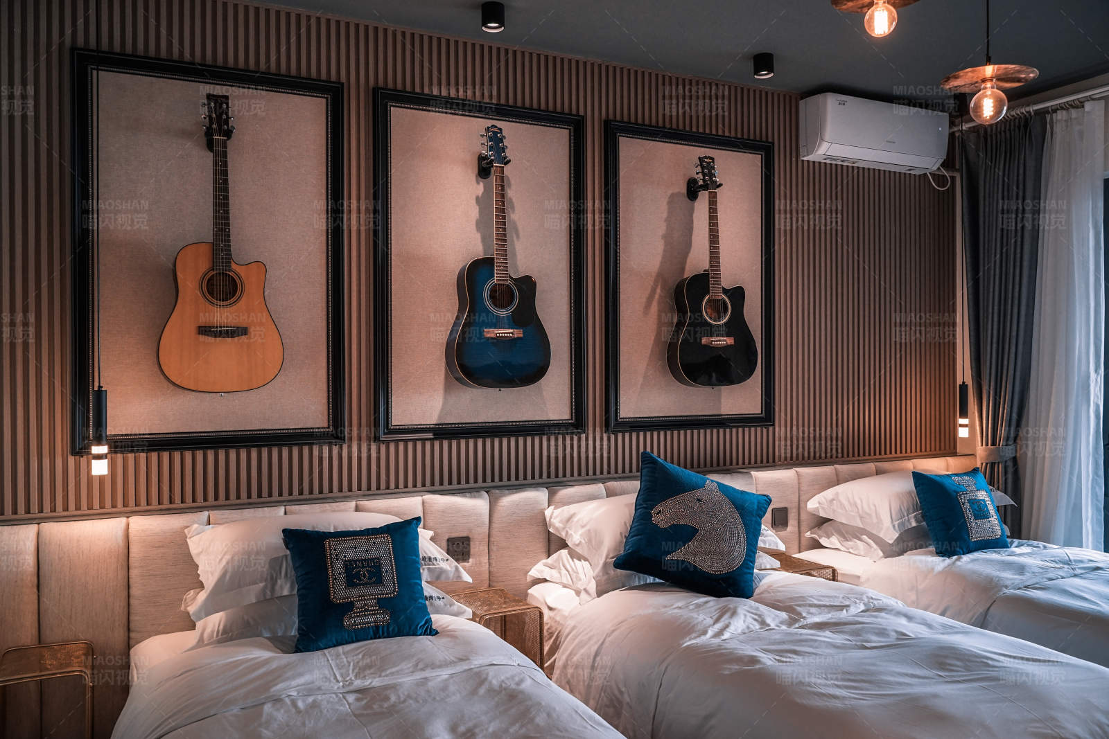 吉他装饰的三人床卧室图片