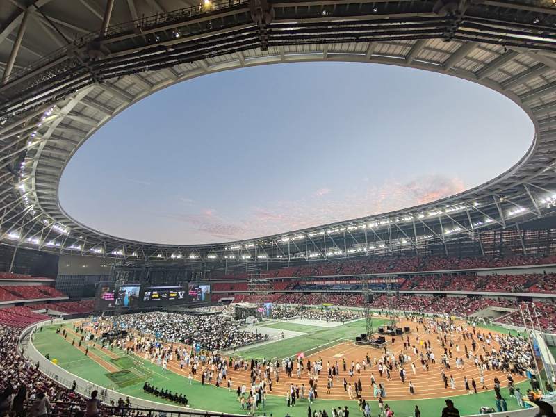 体育场内活动盛况图片