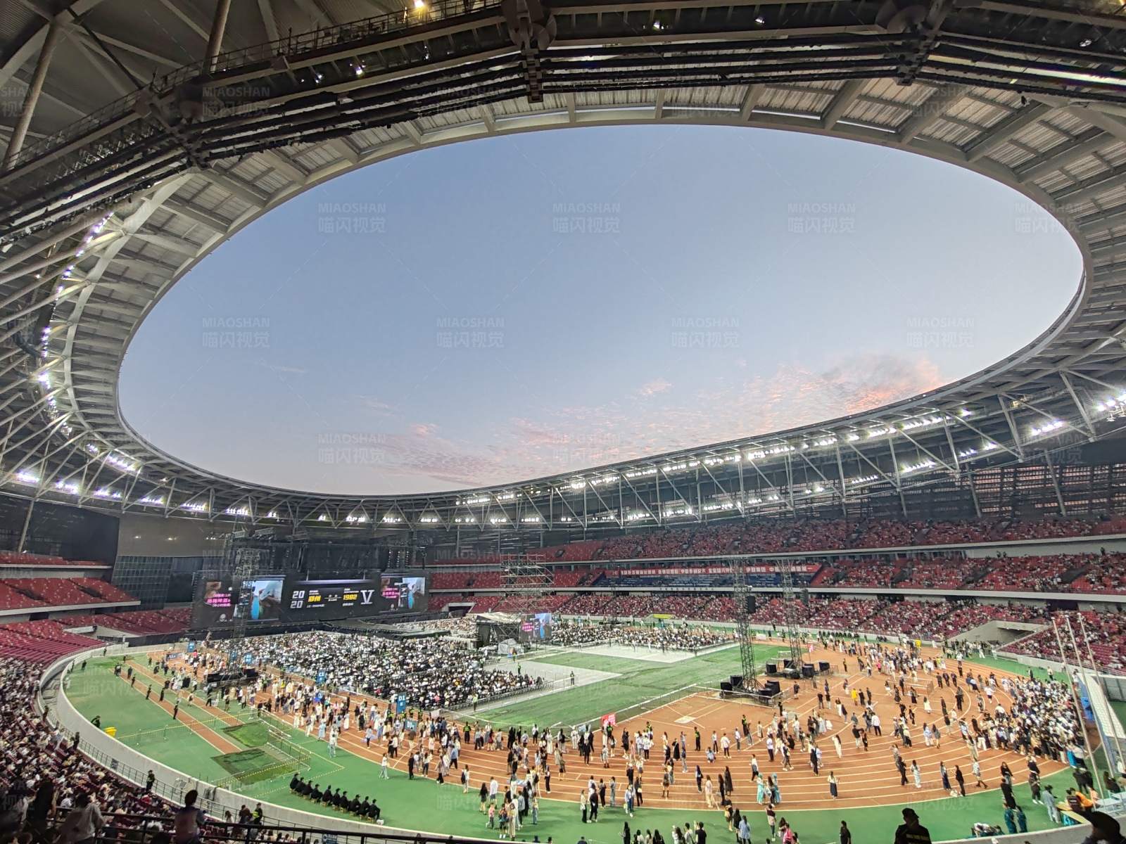 体育场内活动盛况图片