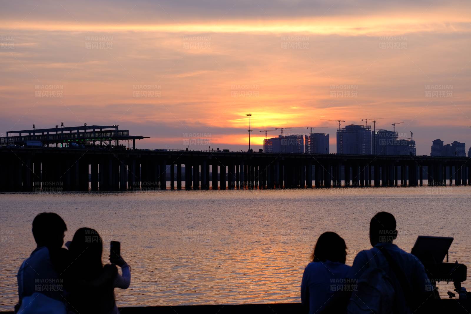 夕阳下的城市剪影图片