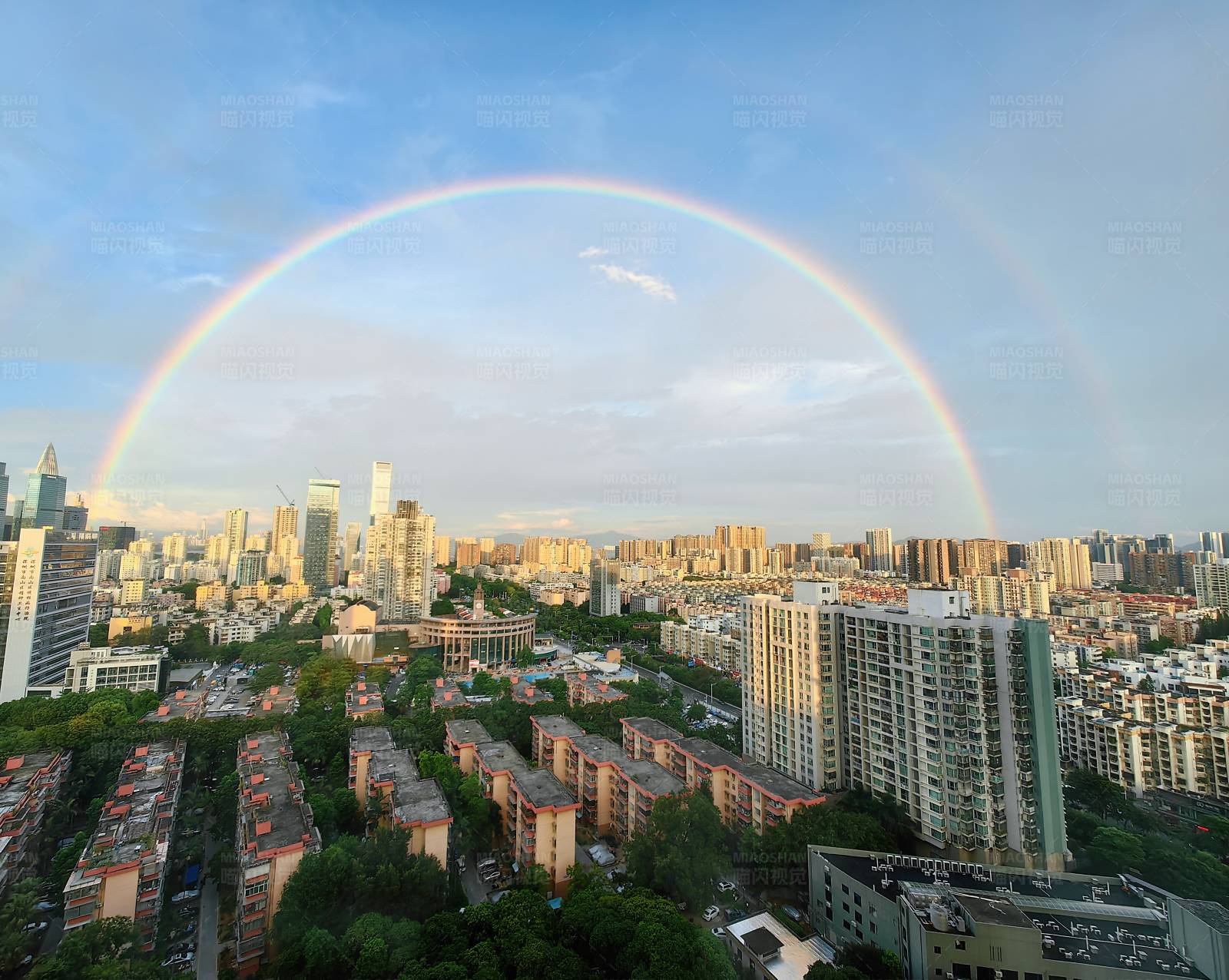 城市上空的双彩虹图片