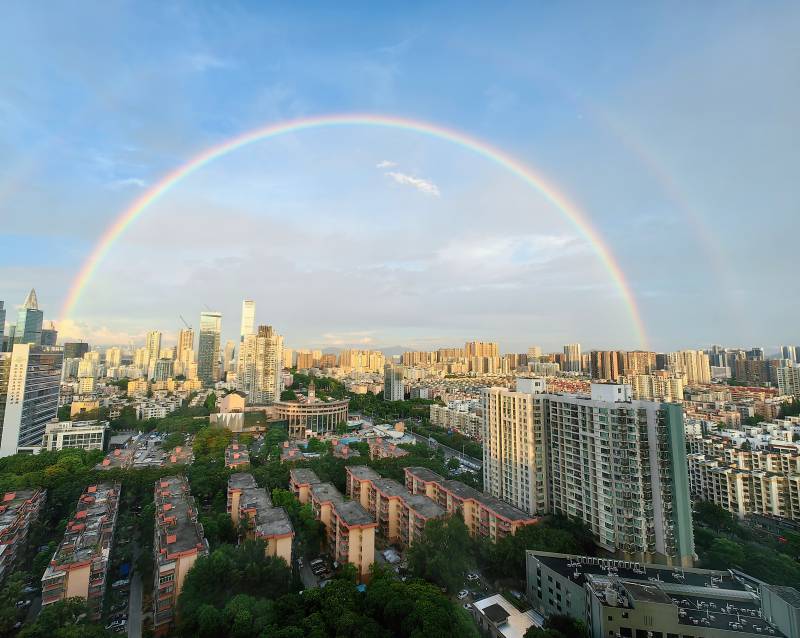 城市上空的双彩虹图片