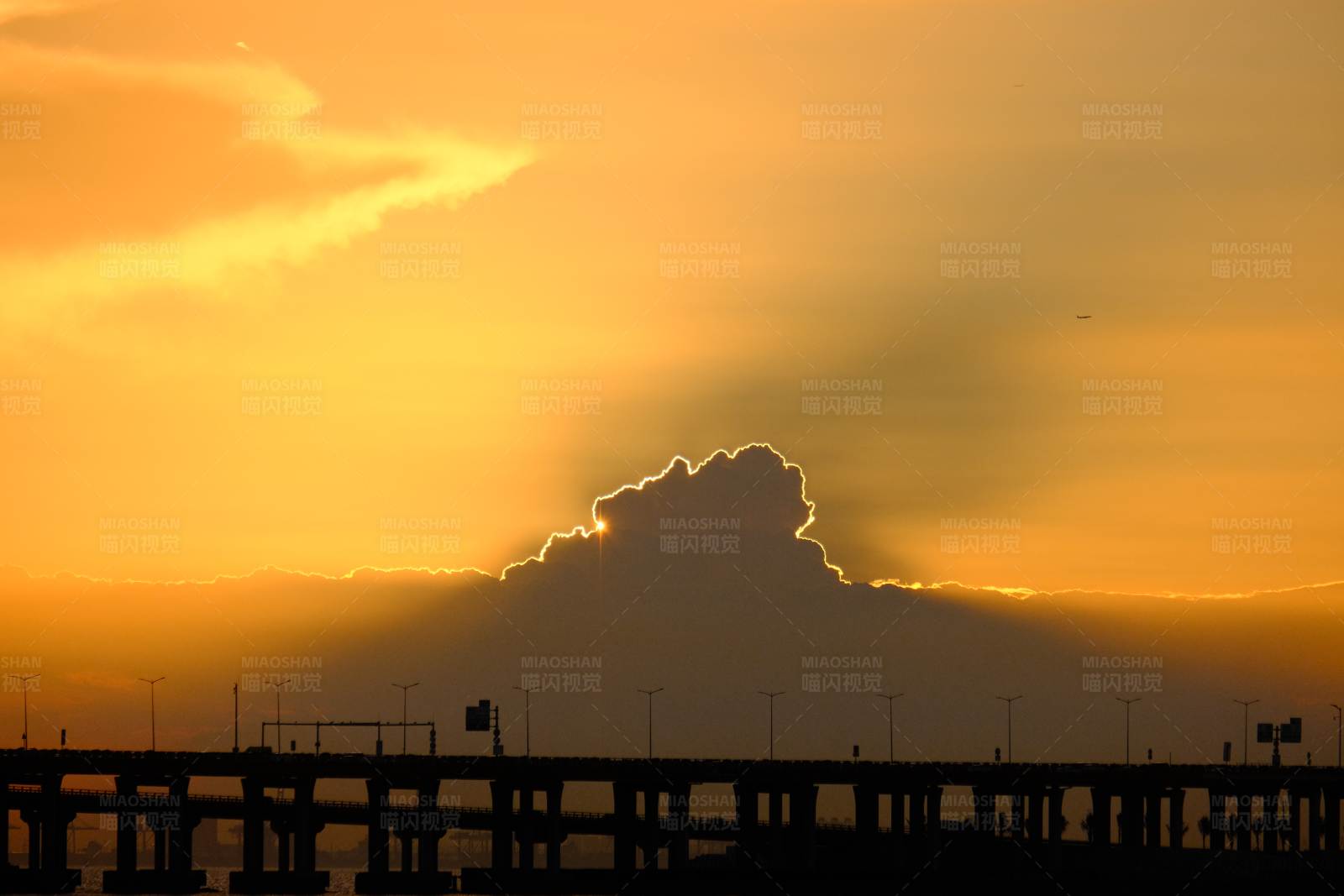 夕阳下的桥与云图片