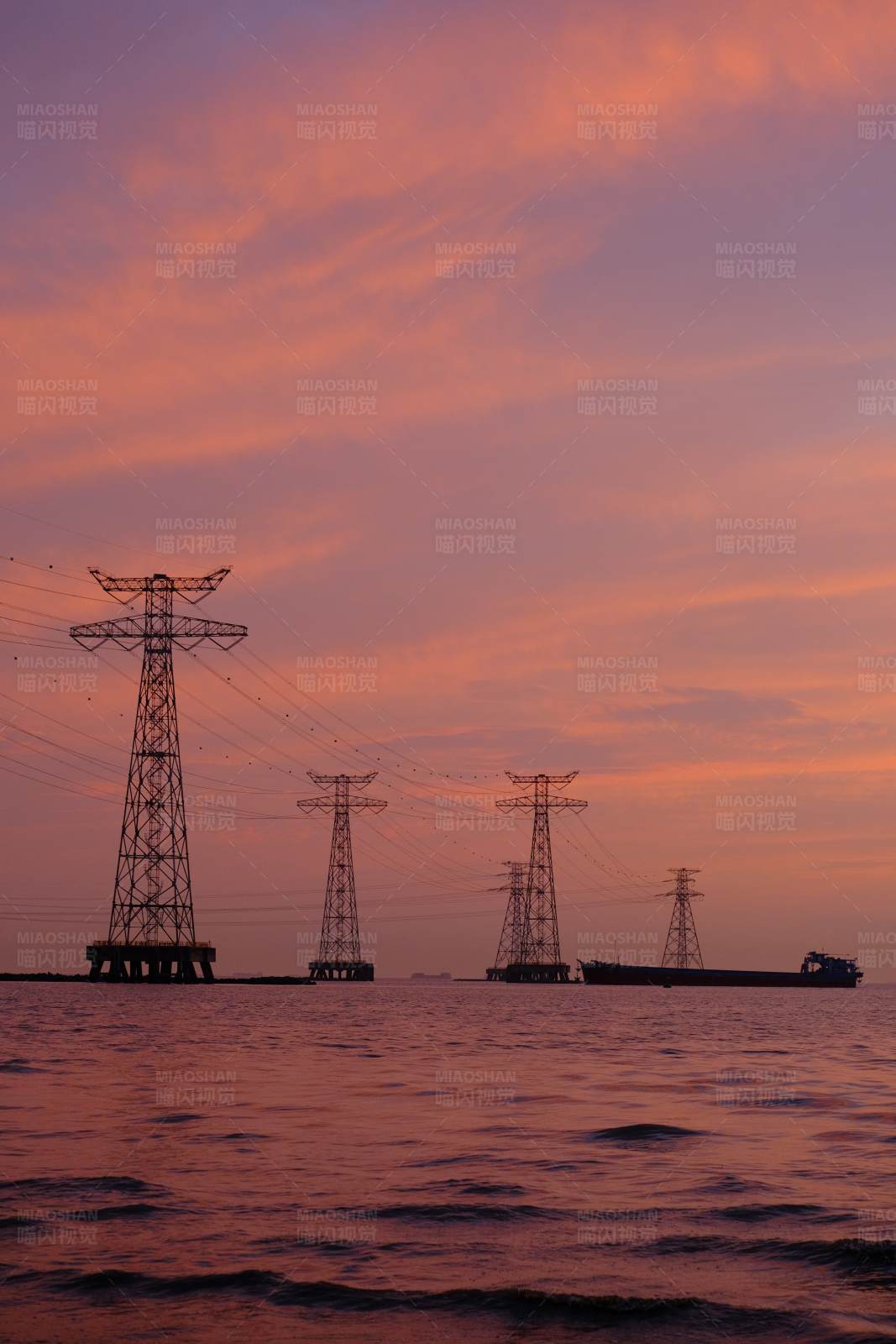 海上夕阳与电塔图片