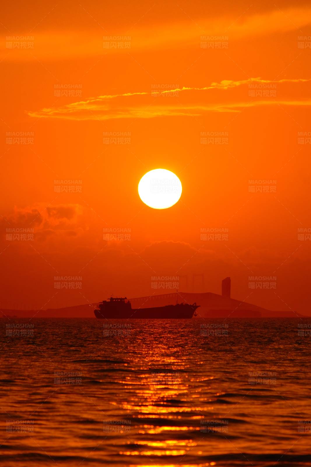 海上夕阳船影图片