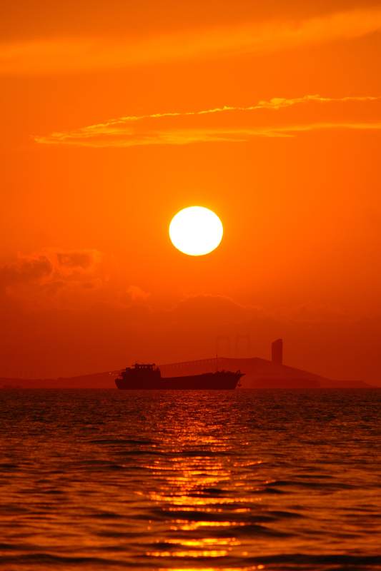 海上夕阳船影图片