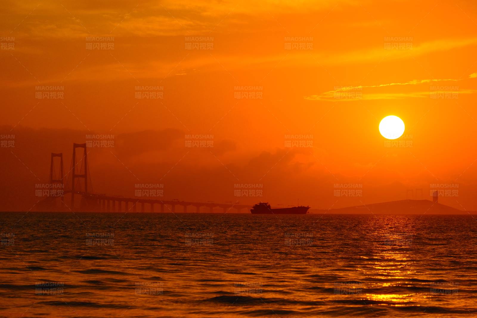 海上夕阳桥影图片