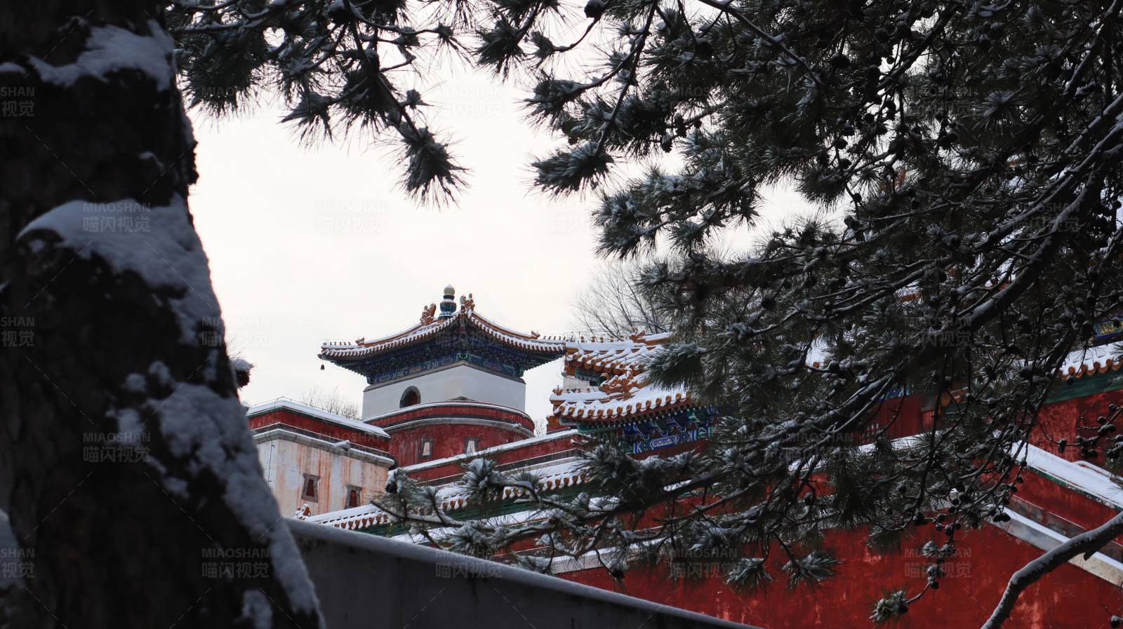 雪中的古建筑图片