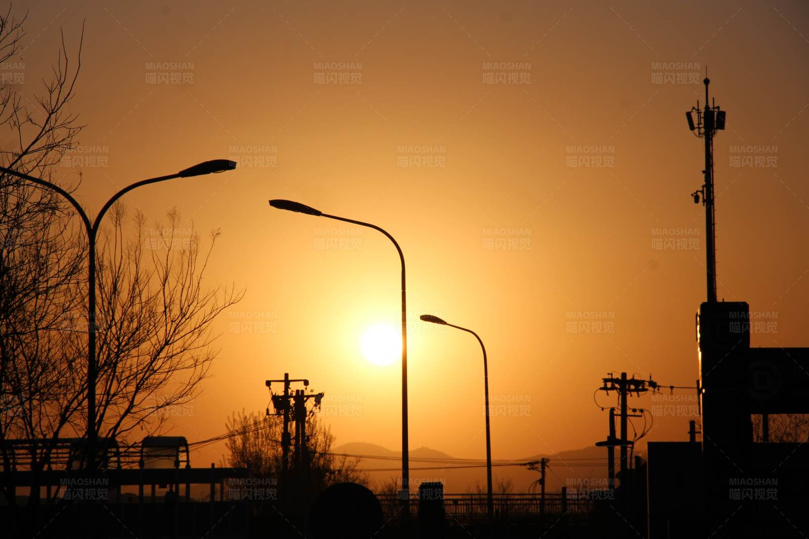 夕阳下的城市剪影图片