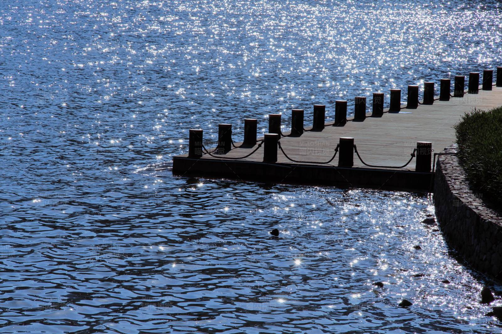 湖畔栈道图片