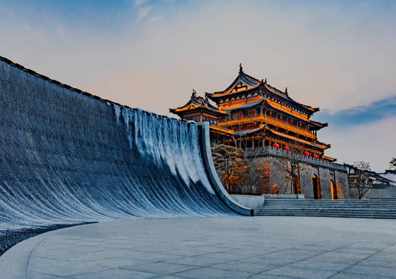 古城墙上的现代瀑布（盐官古镇）图片