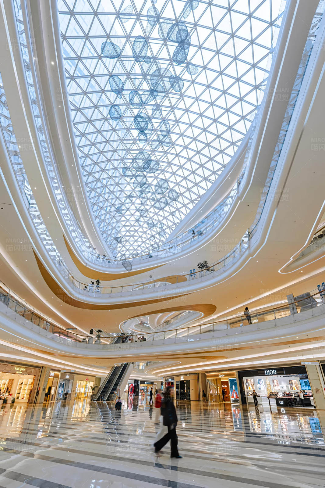 购物中心的现代天窗图片
