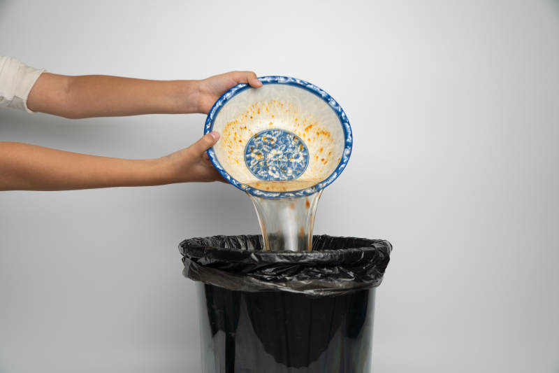 倒掉剩余食物图片