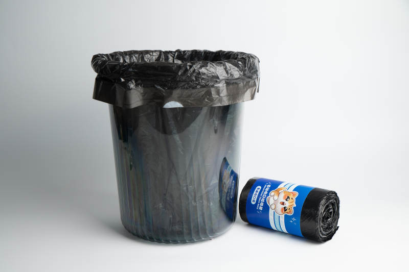 黑色垃圾桶与垃圾袋图片